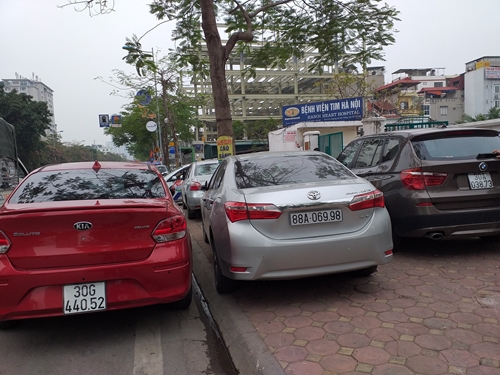 Ô tô đỗ kín trước cổng Bệnh viện Tim Hà Nội
